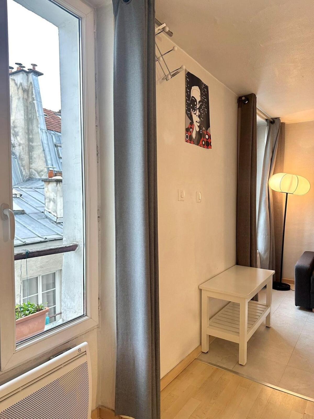 Chic In Ecouffes In Marais