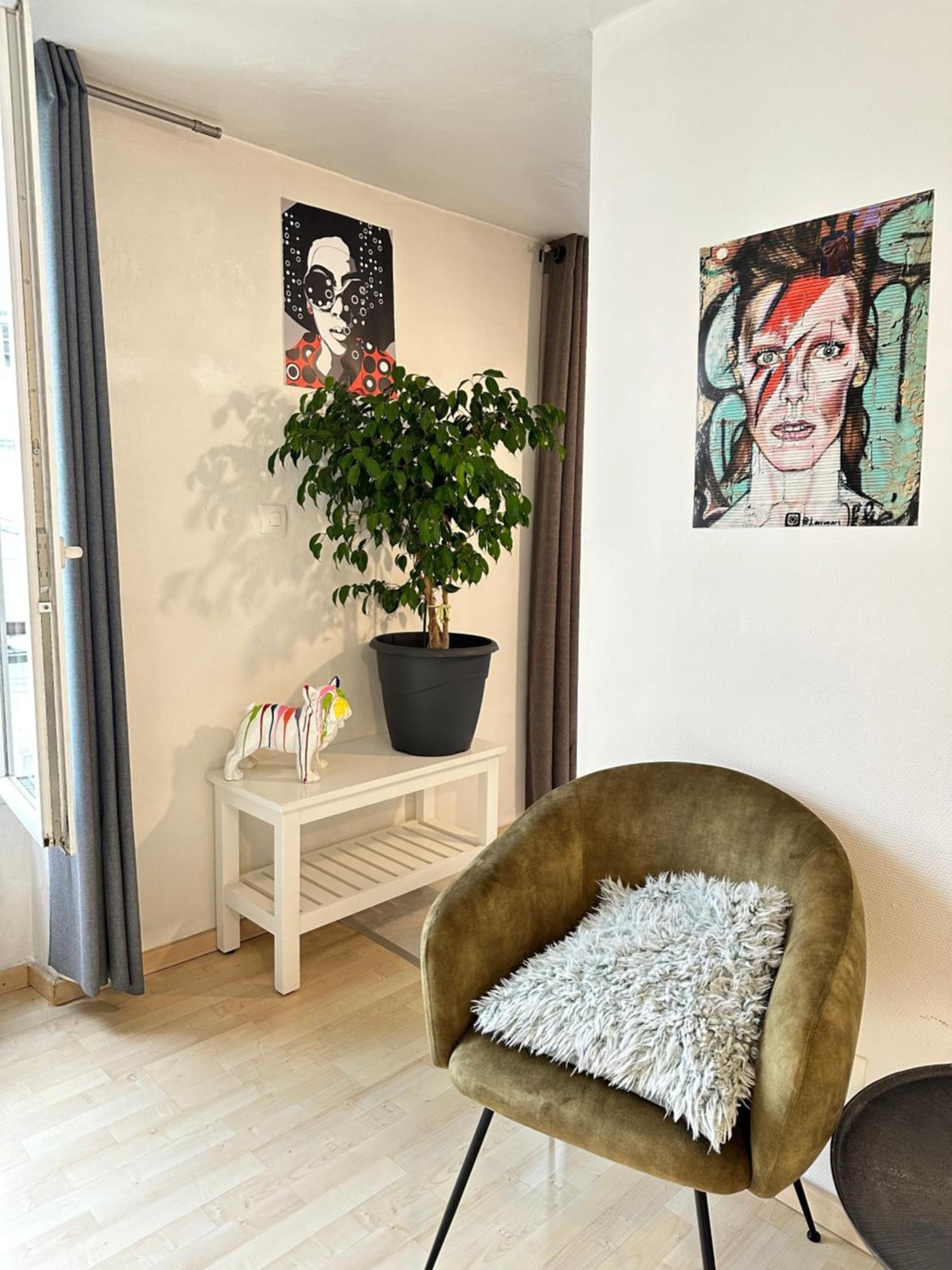 Chic In Ecouffes In Marais Paris